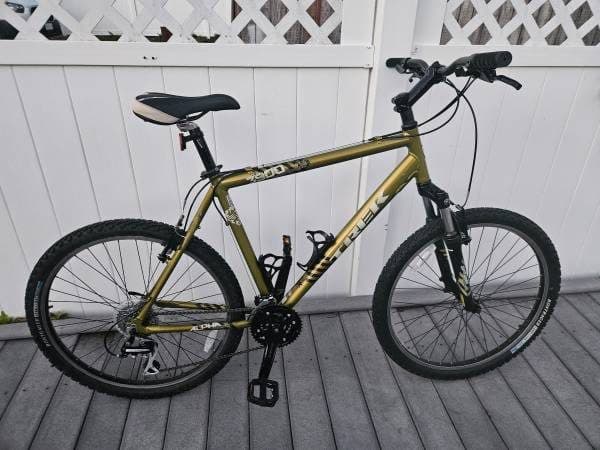 LIKE NEW. TREK 7300 MOUNTAIN BIKE 5"11-6"4 1