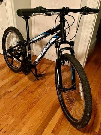 Specialized Hotrock 24 21-speed kid’s mountain bike in excellent condition 1