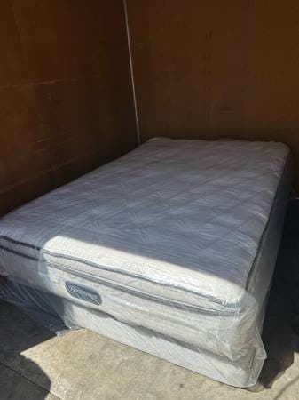Brand New Queen Size 11” Beautyrest BR800 Plush Mattress! 1