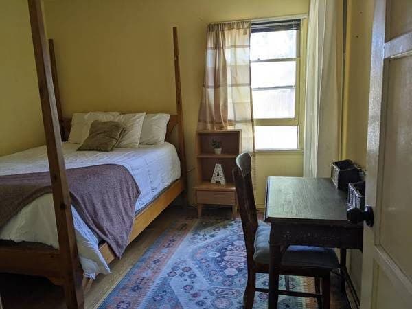 SHERMAN OAKS (ROOM FOR RENT) IN VERY QUIET HOME 1