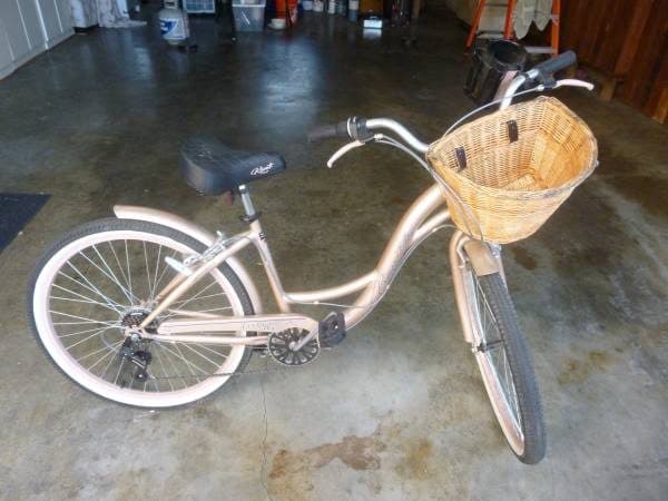 Ladies 26" CRUISER STYLE BIKE W/ACCESSORIES LIKE NEW! 1