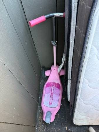 Used pink razor scooter in good condition. 1