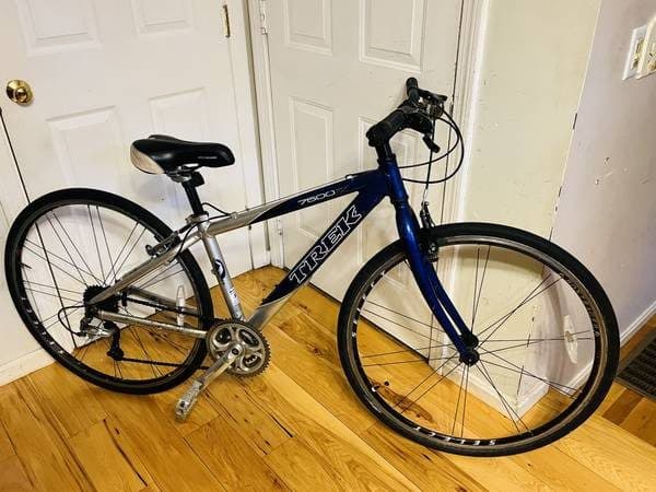 Trek 7500; 5´3¨ to 5¨; hybrid; 7 speed; excellent shape;color blue 1