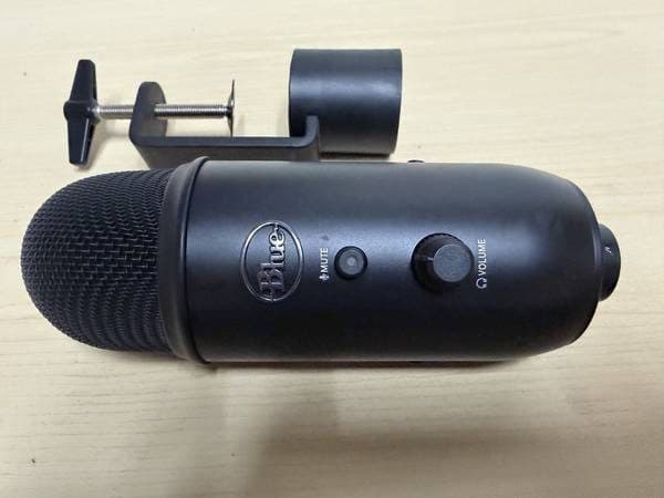 Blue Yeti USB Microphone + Adjustable Boom Arm 2