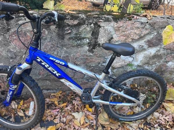 Trek MT60 boy’s bike, 6 speeds, front suspension 1