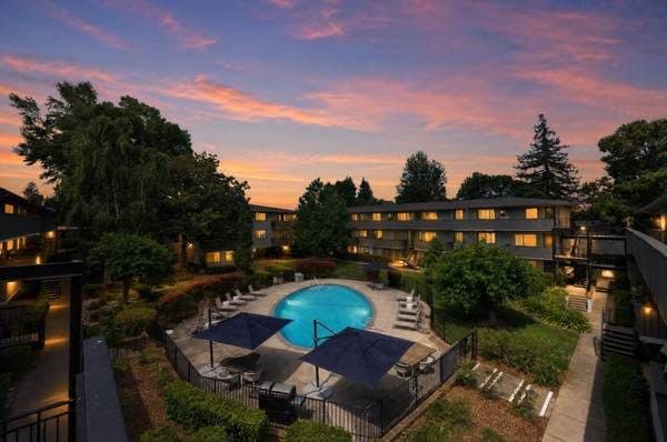 3 Sparkling Pools, Fitness Center, Ceiling Fans 2