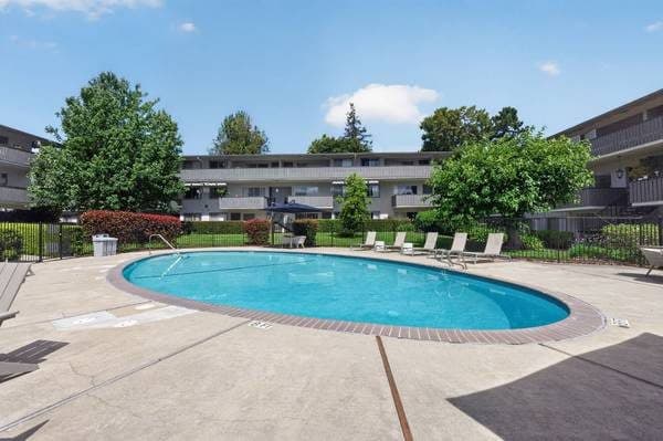 3 Sparkling Pools, Fitness Center, Ceiling Fans 1