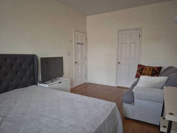 Big Room+Walk-in Closet near Shops, 66Bus & B-Line 3