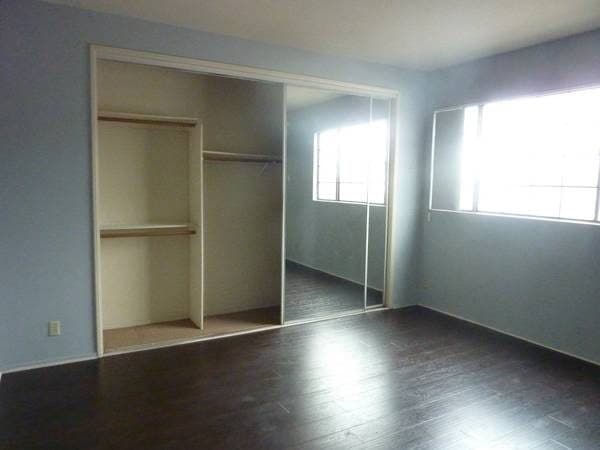 Spectacular 1 Bedroom with 20 Ft hIgh Ceiling, 2 parking Spots 4