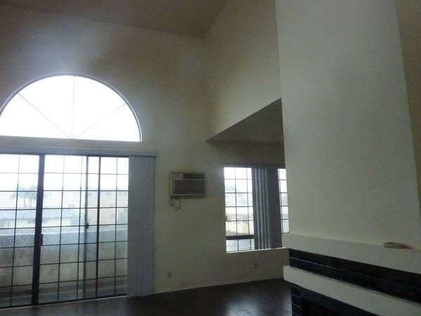 Spectacular 1 Bedroom with 20 Ft hIgh Ceiling, 2 parking Spots 2
