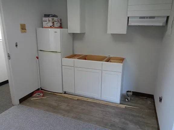 3 rooms + bath, Remodeled Kitch, Berber carpeting, Hw & Park INCL 2