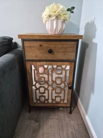 Night stand in good condition.  Delivery available depending on distan 1