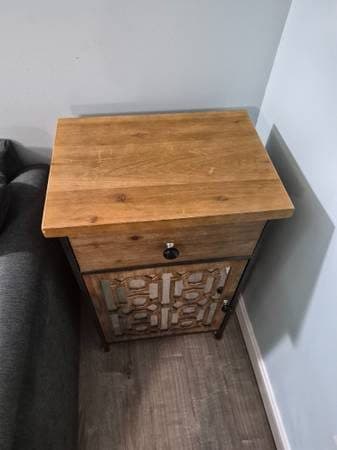 Night stand in good condition.  Delivery available depending on distan 3