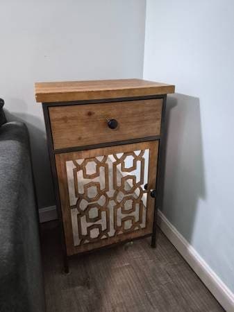 Night stand in good condition.  Delivery available depending on distan 2