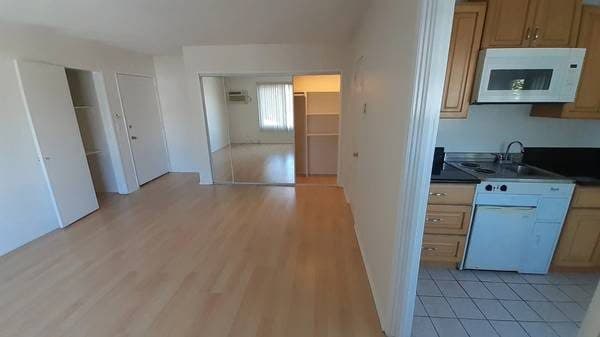 Rehab Cozy Studio,"Wood Floor"Separate Kitchen"Private Pool" Walk to N 4