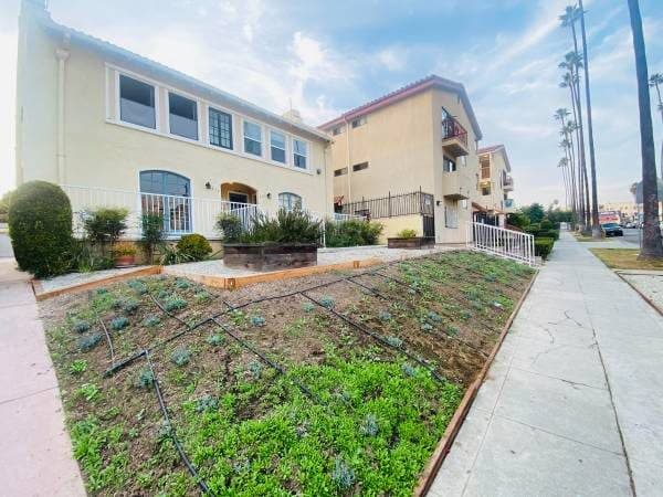 Silverlake Adjacent 3-Bedroom In Fourplex With In-Unit Laundry 1