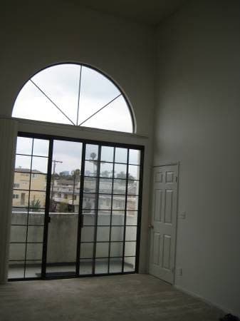 Spectacular 1 Bedroom with 20 Ft Ceiling 2 Parking Spots Gated 1