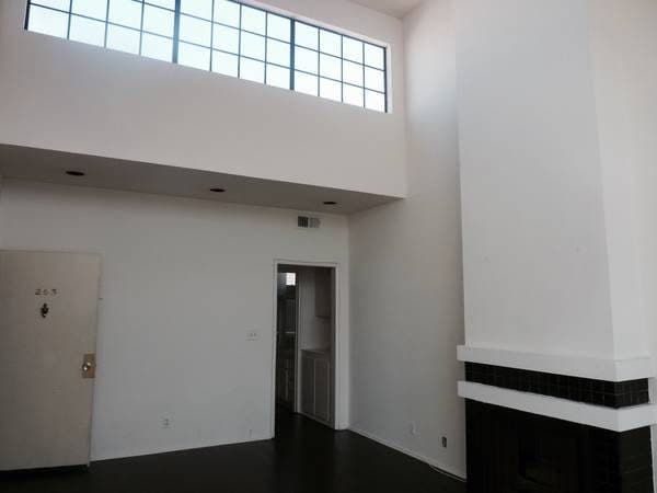 Spectacular 1 Bedroom with 20 Ft Ceiling 2 Parking Spots Gated 2