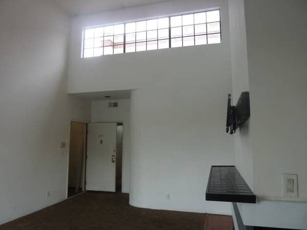 Spectacular 1 Bedroom with 20 Ft Ceiling 2 Parking Spots Gated 3