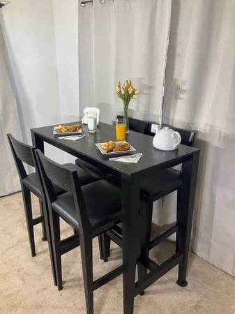 BAR Height Breakfast Bar With 4 Chairs 1