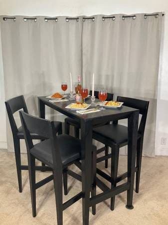 BAR Height Breakfast Bar With 4 Chairs 3