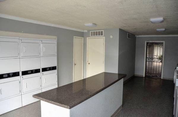 Studio/1 BA with Covered Carports & Off-Street Parking 3