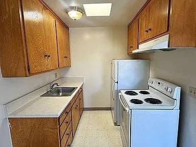 2 bedroom, 1 bathroom apartment in a quiet lovely South Berkeley 3