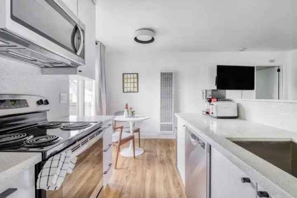 *** SOPHISTICATED DESIGN ~ SOARING CEILINGS ~ SECURE GATE ACCESS *** 3