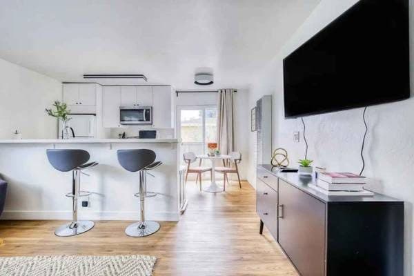 *** SOPHISTICATED DESIGN ~ SOARING CEILINGS ~ SECURE GATE ACCESS *** 1