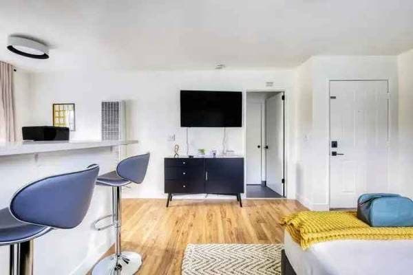 *** SOPHISTICATED DESIGN ~ SOARING CEILINGS ~ SECURE GATE ACCESS *** 2