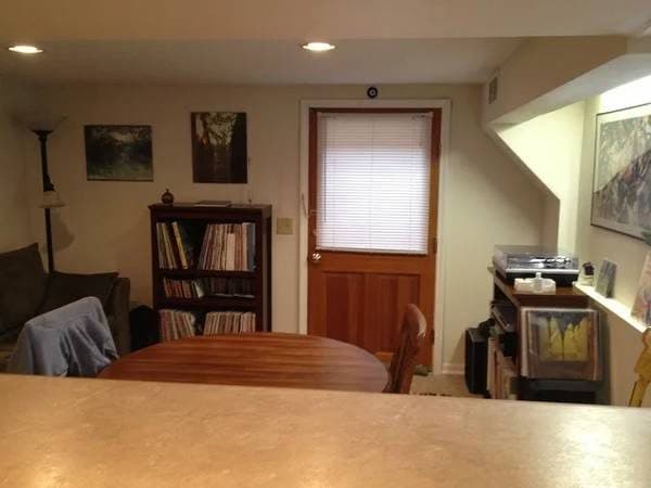 Available Aug. 20th-Charming 1 bedroom apartment in quiet building - O 2