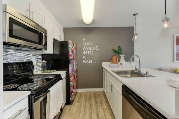Exclusive 1 BR-Pet Friendly, Steps to Transit, Breathtaking Views 3