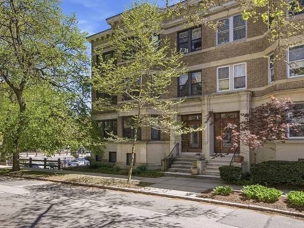 Looking for two roommates ASAP for Sep 1 Move-in in Brookline 1