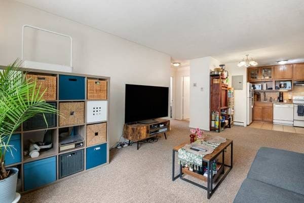 Bright and Spacious 2Bed w/Parking, AC, Updated Kitchen & Bath, SEPT 1 3