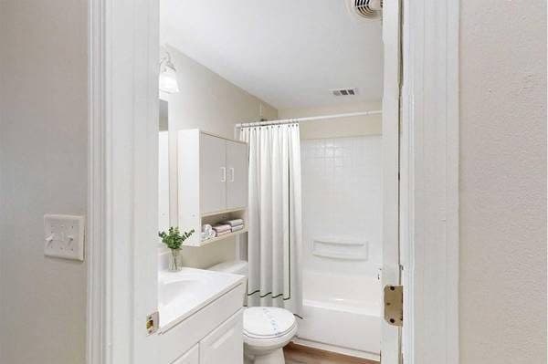 Pet-friendly, Swimming pool and sundeck*, Dog park 2