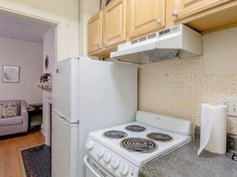 Bright condo-Steps to T & Campus 1