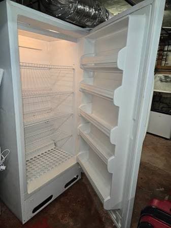 Excellent condition refrigerator 3
