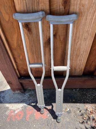 Crutches (fits patient 4'-6" to 5'-2) free 1