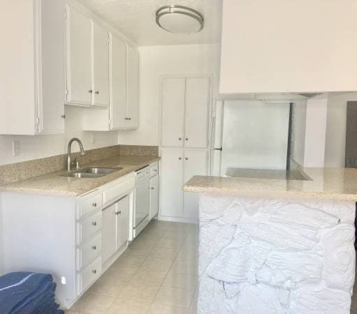 Roommate Wanted: Shared Walkable WeHo 1BR Apt Pool, Sauna,Gym, Parking 3