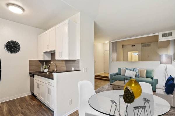 1 Bedroom Suite in Culver City, One Month Free, Renovated Units 3