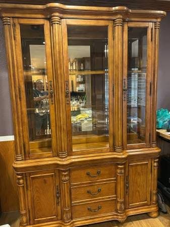Beautiful Hutch /Curio Cabinet 1