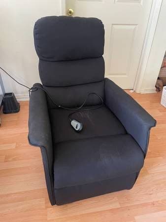 Electric recliner, excellent shape, must sell 1