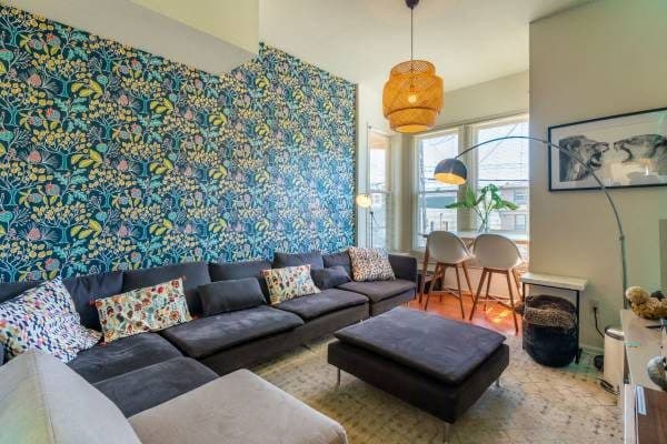 Bed in fully furnished triple sharing room close to UCB 2
