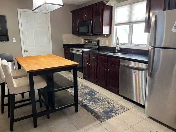 $3,000- 2 Bed/1 Bath Condo In Medford Hillside (Tufts) w driveway park 1