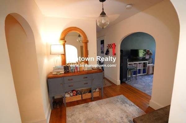 Sunny, Pet Friendly Apartment In Coolidge Corner for 8/1 2