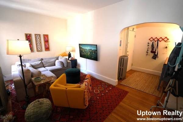 Nice Pet Friendly 2 Bedroom Apartment In Coolidge Corner for 8/1/26 3