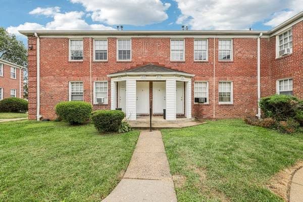 Hardwood floors, Laundry Facilities, Ceiling Fans 1