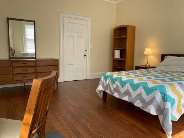 Extra large all inclusive furnished room 2