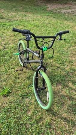 Huffy Revolt 20" BMX Bicycle 2