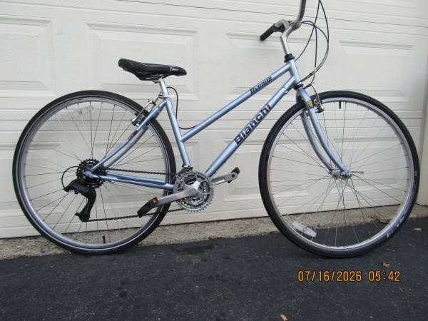 BIANCHI Avenue;5' to 5'3";many new parts;hybrid/comfort;city/commuter 1